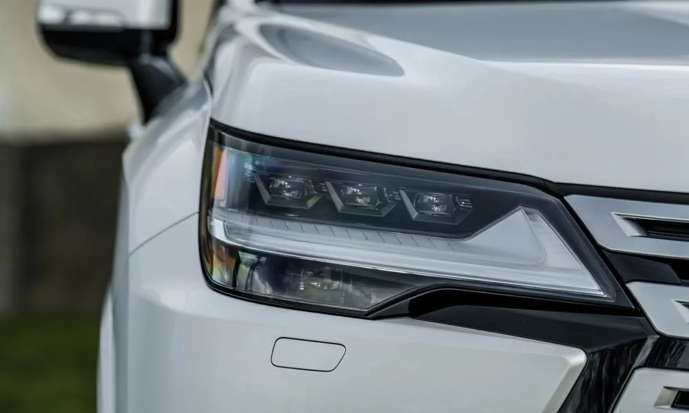 Фото Lexus LX 500d (2022) — передняя оптика. Фара вблизи — самый детализированный элемент экстерьера Lexus LX 500d (2022) — передняя оптика