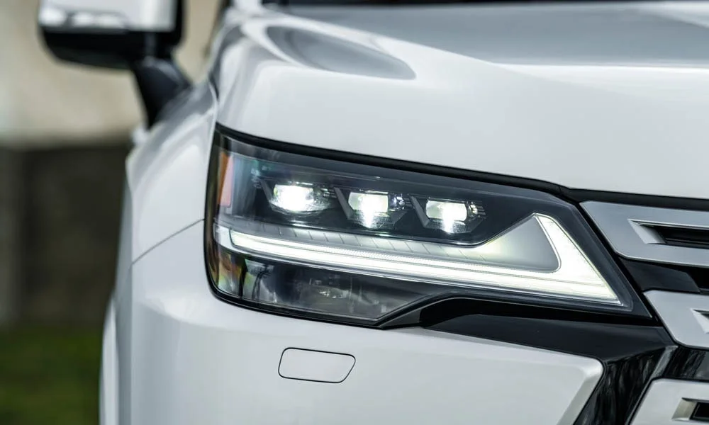 Фото Lexus LX 500d (2022) — передняя оптика, фото 2. Начинка фары: модули ближнего и дальнего света, ходовые огни. Автоматический дальний свет сам переключается при встречном разъезде — есть у ряда версий Lexus LX 500d (2022) — передняя оптика, фото 2