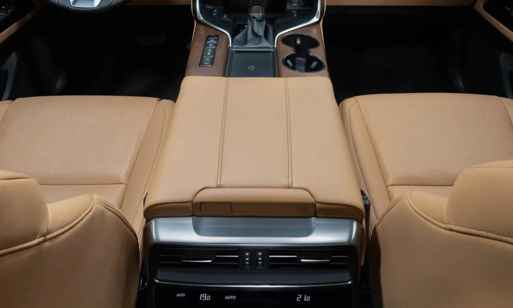 Фото Lexus LX 500d (2022) — интерьер. Общий план салона: архитектура панели, консоль и кресла. Светлая гамма зрительно расширяет салон, тёмная — практичнее в уходе Lexus LX 500d (2022) — интерьер