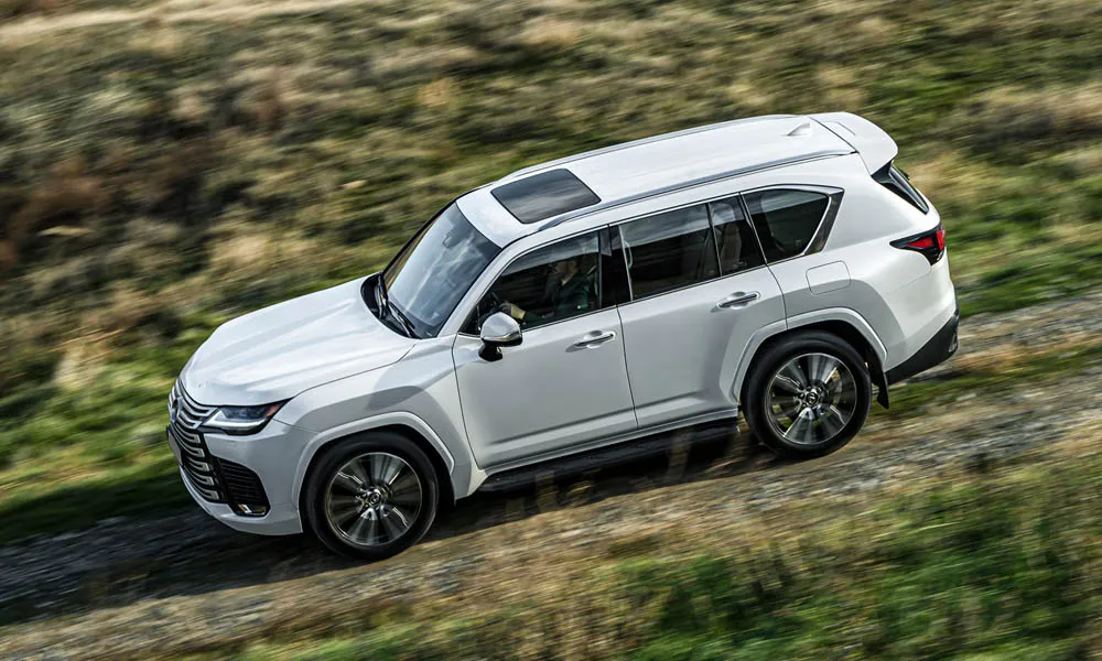 Фото Lexus LX 500d (2022) — интерьер, фото 3. Общий план салона: архитектура панели, консоль и кресла. Светлая гамма зрительно расширяет салон, тёмная — практичнее в уходе Lexus LX 500d (2022) — интерьер, фото 3