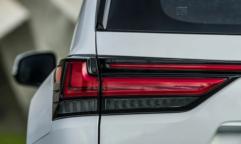 Фото Lexus LX 500d (2022) — вид сзади, фото 4. Белый кузов сзади — фонари и бампер определяют ночной образ модели. Насадки выхлопа или их имитация внизу бампера различают версии Lexus LX 500d (2022) — вид сзади, фото 4