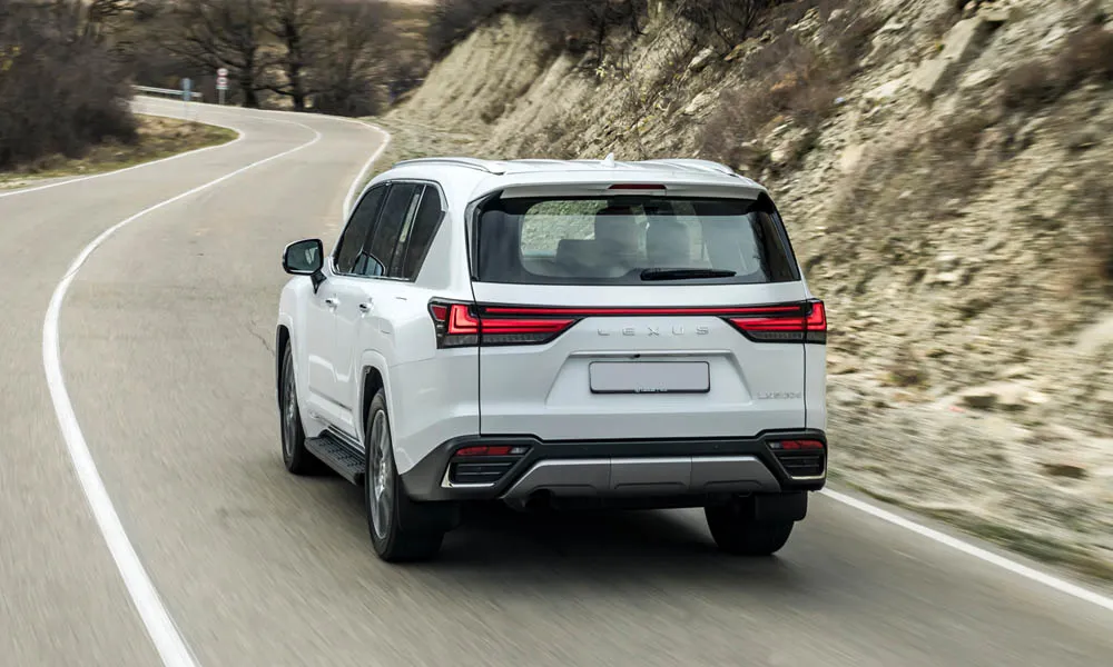 Фото Lexus LX 500d (2022) — вид сзади, фото 6. Линия крыши, стойки и задняя дверь в белом исполнении Lexus LX 500d (2022) — вид сзади, фото 6