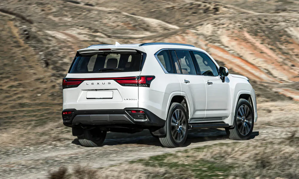 Фото Lexus LX 500d (2022) — вид сзади, фото 7. Графика фонарей, бампер и оформление пятой двери Lexus LX 500d (2022) — вид сзади, фото 7