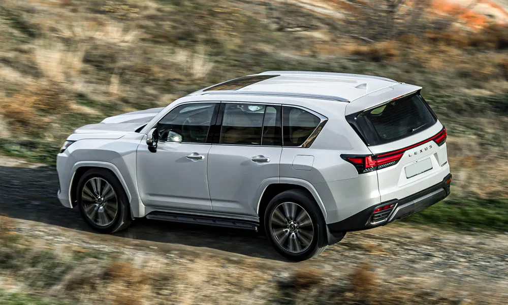 Фото Lexus LX 500d (2022) — вид сзади, фото 9. Графика фонарей, бампер и оформление пятой двери. Насадки выхлопа или их имитация внизу бампера различают версии Lexus LX 500d (2022) — вид сзади, фото 9