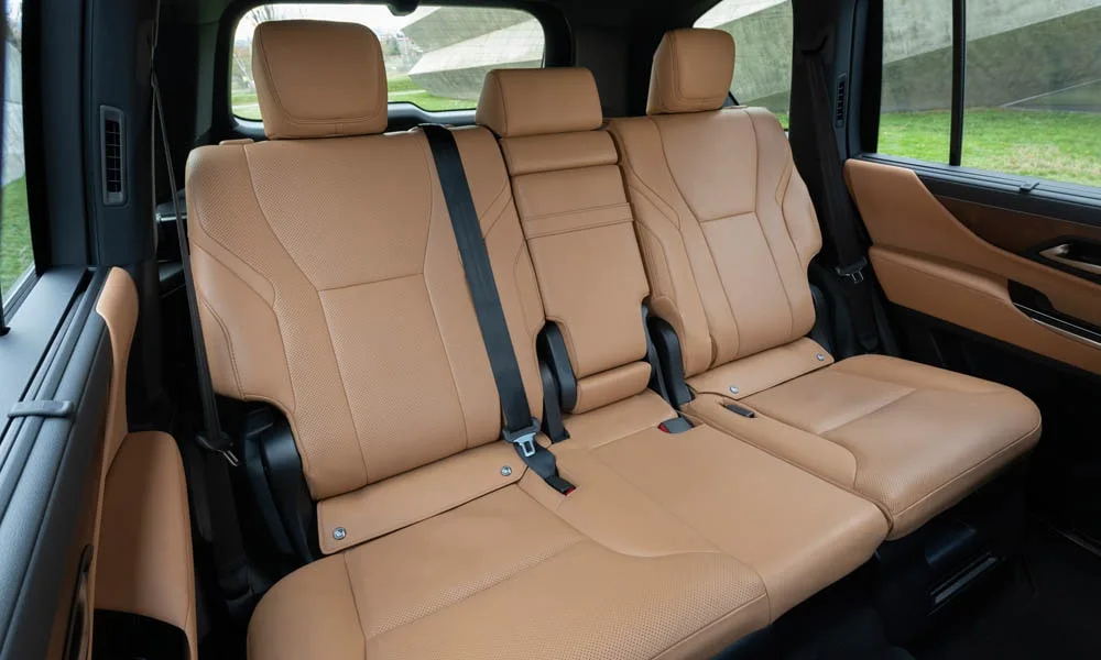Фото Lexus LX 500d (2022) — задние сиденья. Второй ряд: профиль дивана, подголовники и обивка из гладкой коже Lexus LX 500d (2022) — задние сиденья