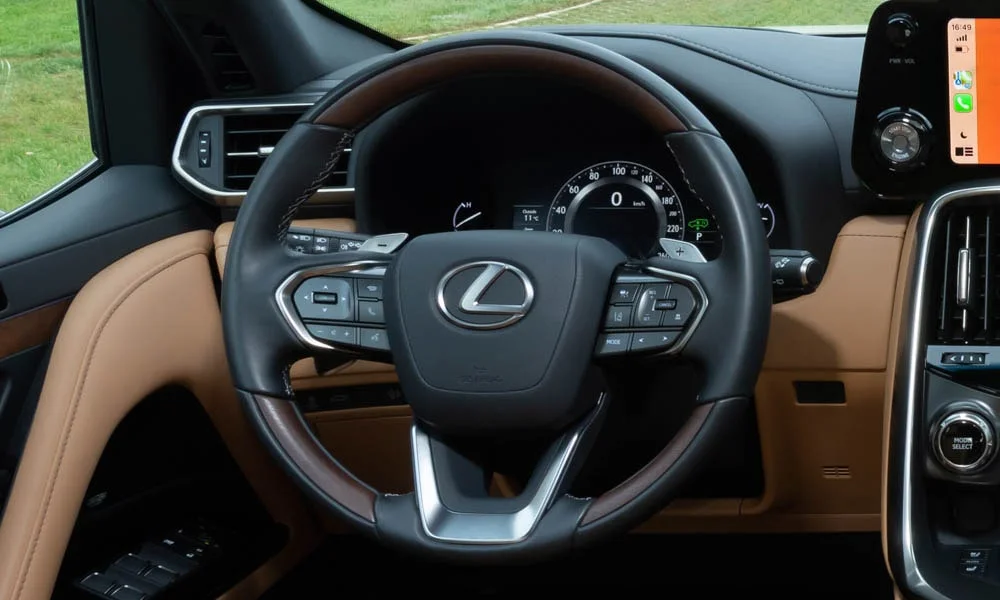 Фото Lexus LX 500d (2022) — руль. Обшивка обода и компоновка спиц крупным планом Lexus LX 500d (2022) — руль