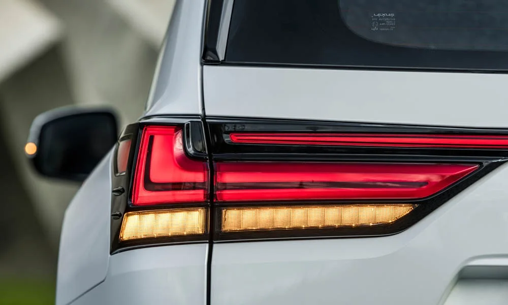 Фото Lexus LX 500d (2022) — задние фонари. Графика секций крупным планом — ночная подпись модели Lexus LX 500d (2022) — задние фонари