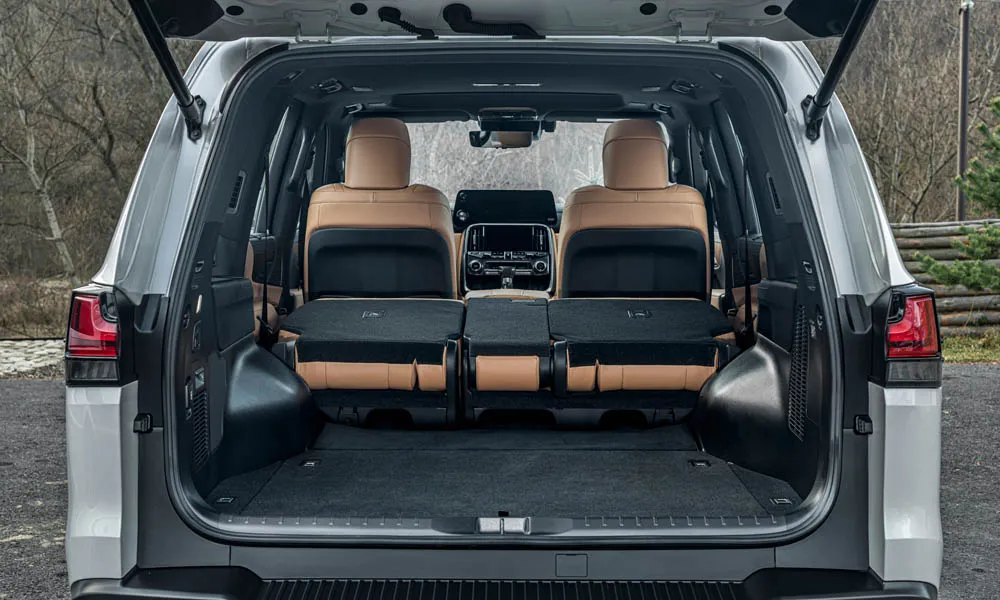 Фото Lexus LX 500d (2022) — багажник, фото 4. Грузовой отсек с открытой дверью: погрузочная высота и ширина проёма. Спинки второго ряда складываются и расширяют отсек под длинные грузы Lexus LX 500d (2022) — багажник, фото 4