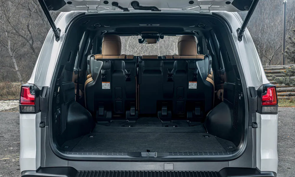 Фото Lexus LX 500d (2022) — багажник, фото 5. Грузовой отсек с открытой дверью: погрузочная высота и ширина проёма. Спинки второго ряда складываются и расширяют отсек под длинные грузы Lexus LX 500d (2022) — багажник, фото 5
