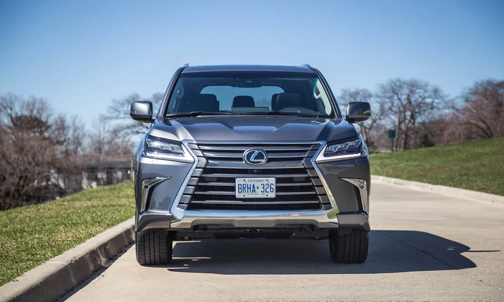Фото Lexus LX 570 — вид спереди, фото 4. Кузов в сером цвете: рисунок оптики и решётки задаёт узнаваемое «лицо» модели Lexus LX 570 — вид спереди, фото 4