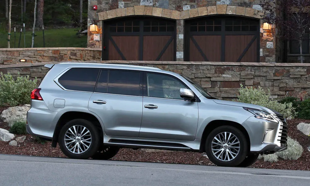 Фото Lexus LX 570 — вид спереди, фото 7. Серебристый кузов, строгая симметрия оптики — базовый ракурс знакомства с дизайном. Дневные ходовые огни включаются автоматически с запуском Lexus LX 570 — вид спереди, фото 7