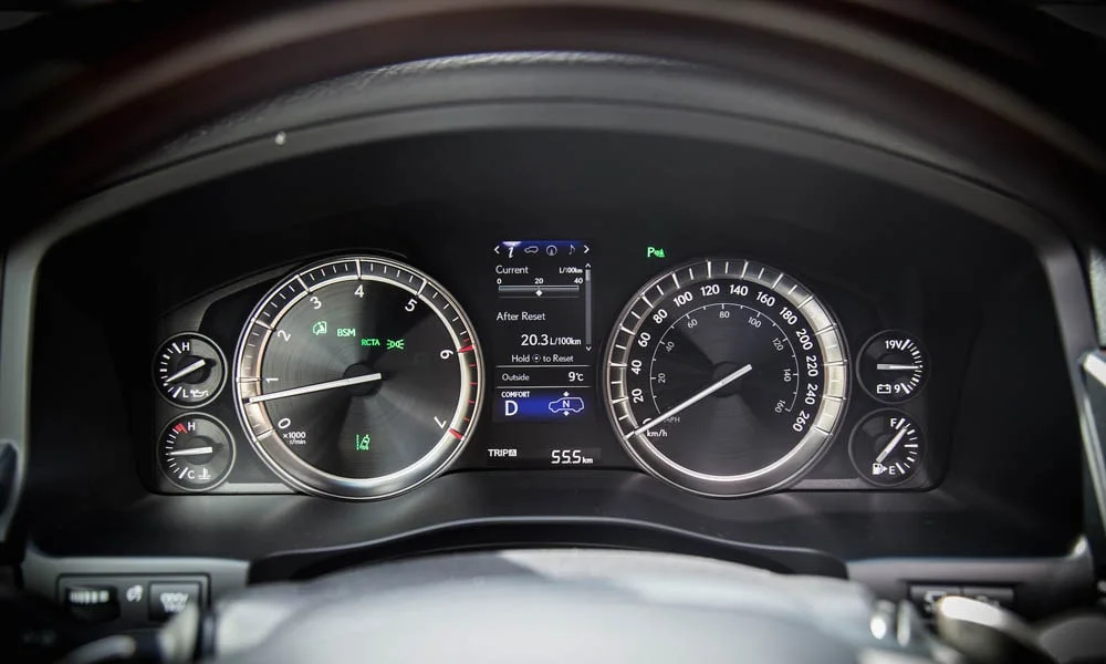 Фото Lexus LX 570 — приборная панель. Экран приборов за рулём — вся ходовая информация перед глазами. Компоновка приборов настраивается в меню у большинства версий Lexus LX 570 — приборная панель