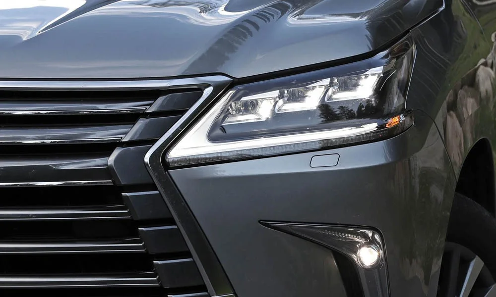 Фото Lexus LX 570 — передняя оптика. Начинка фары: модули ближнего и дальнего света, ходовые огни. Автоматический дальний свет сам переключается при встречном разъезде — есть у ряда версий Lexus LX 570 — передняя оптика
