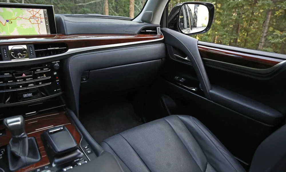 Фото Lexus LX 570 — интерьер, фото 2. Общий план салона: архитектура панели, консоль и кресла Lexus LX 570 — интерьер, фото 2