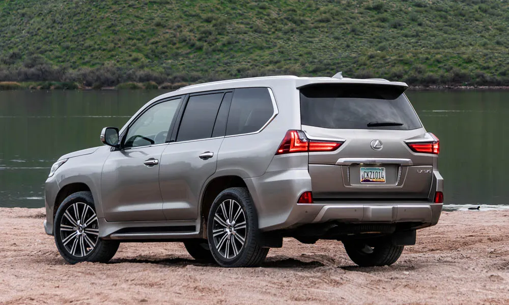 Фото Lexus LX 570 — вид сзади, фото 6. Графика фонарей, бампер и оформление пятой двери Lexus LX 570 — вид сзади, фото 6