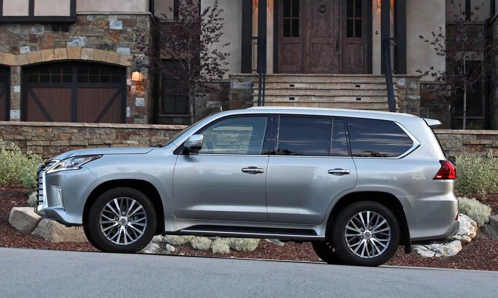 Фото Lexus LX 570 — вид сбоку, фото 2. Профиль кузова: колёсная база, свесы и линия остекления Lexus LX 570 — вид сбоку, фото 2