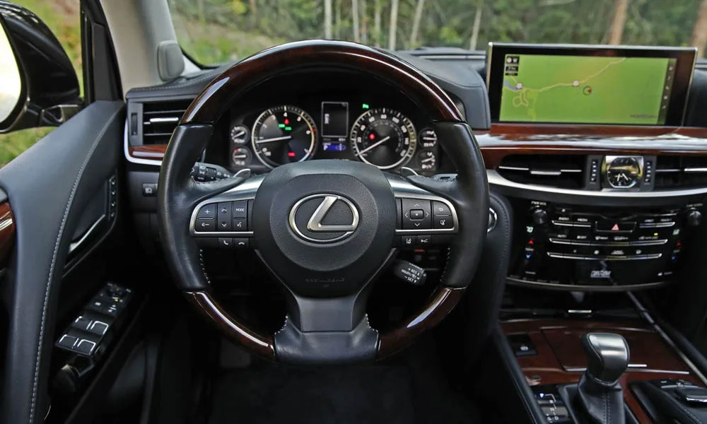 Фото Lexus LX 570 — руль, фото 2. Обшивка обода и компоновка спиц крупным планом Lexus LX 570 — руль, фото 2