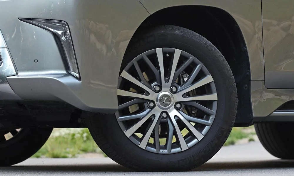 Фото Lexus LX 570 — колесо и диск, фото 2. Дизайн спиц и профиль резины крупным планом Lexus LX 570 — колесо и диск, фото 2