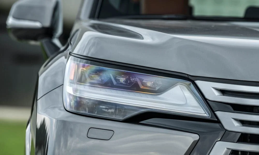 Фото Lexus LX 600 (2022) — вид спереди, фото 6. Анфас: пропорции капота, посадка кузова и графика ходовых огней. Дневные ходовые огни включаются автоматически с запуском Lexus LX 600 (2022) — вид спереди, фото 6