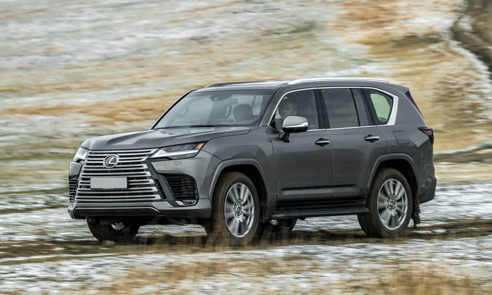 Фото Lexus LX 600 (2022) — вид спереди, фото 11. Анфас: пропорции капота, посадка кузова и графика ходовых огней. Рисунок ходовых огней — подпись модели, по нему её узнают в потоке Lexus LX 600 (2022) — вид спереди, фото 11