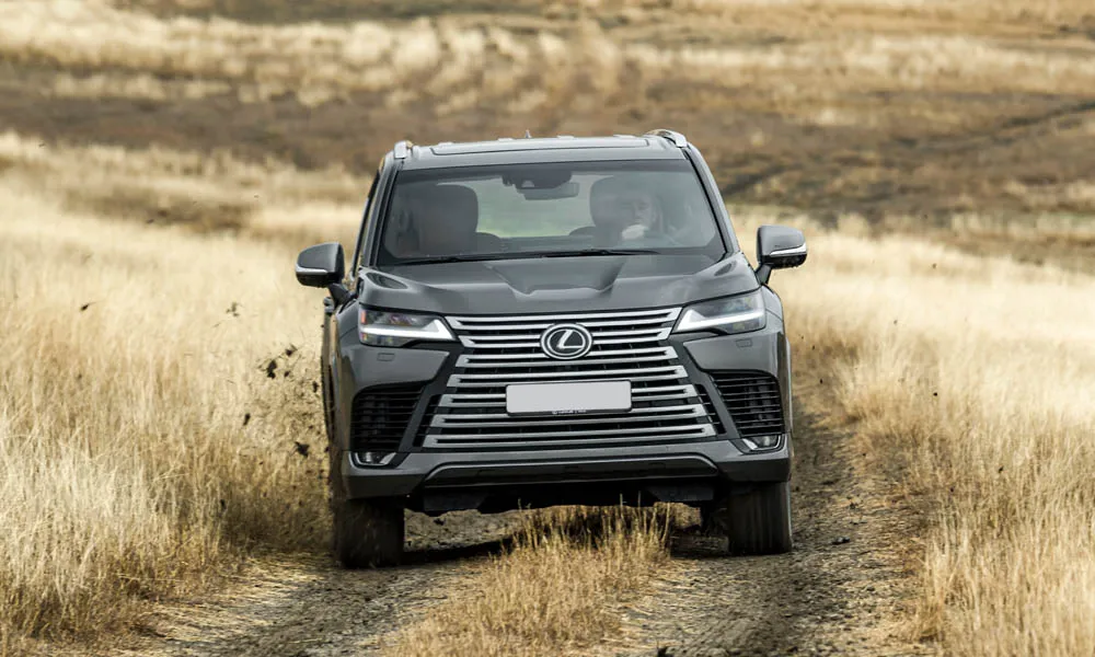 Фото Lexus LX 600 (2022) — вид спереди, фото 12. Анфас: пропорции капота, посадка кузова и графика ходовых огней Lexus LX 600 (2022) — вид спереди, фото 12