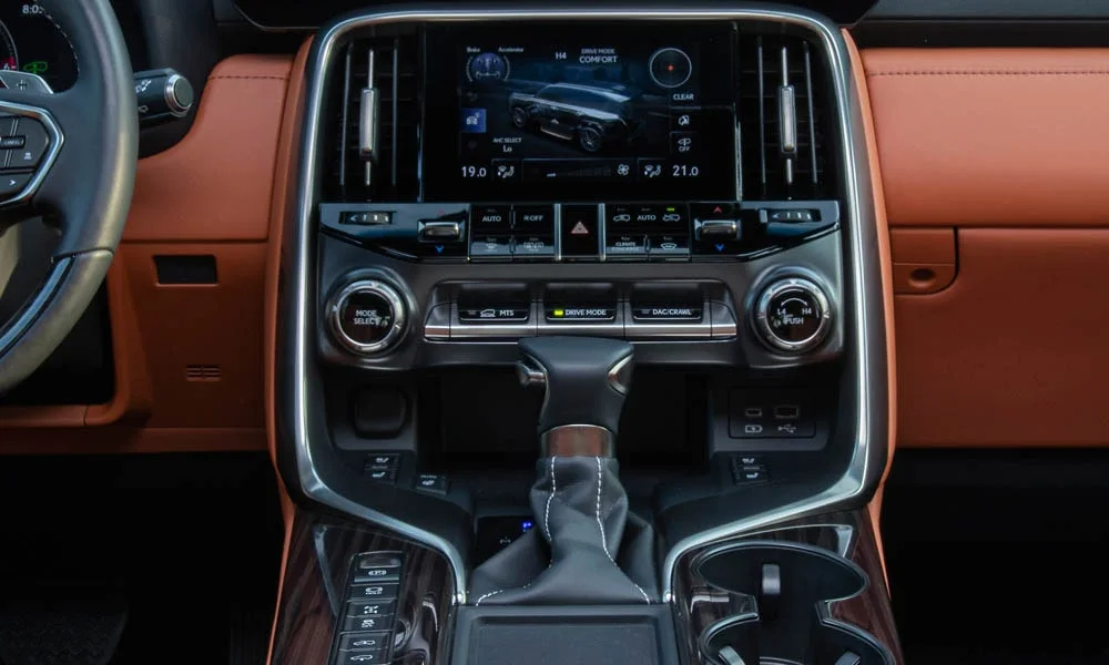 Фото Lexus LX 600 (2022) — селектор коробки передач. Управление коробкой: компактный селектор освобождает место на тоннеле Lexus LX 600 (2022) — селектор коробки передач