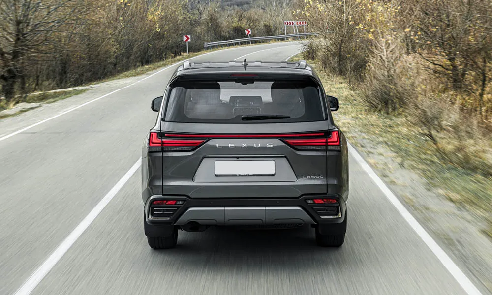 Фото Lexus LX 600 (2022) — вид сзади, фото 5. Графика фонарей, бампер и оформление пятой двери. Светодиодная полоса или раздельные секции — задняя оптика стала главным украшением кормы Lexus LX 600 (2022) — вид сзади, фото 5