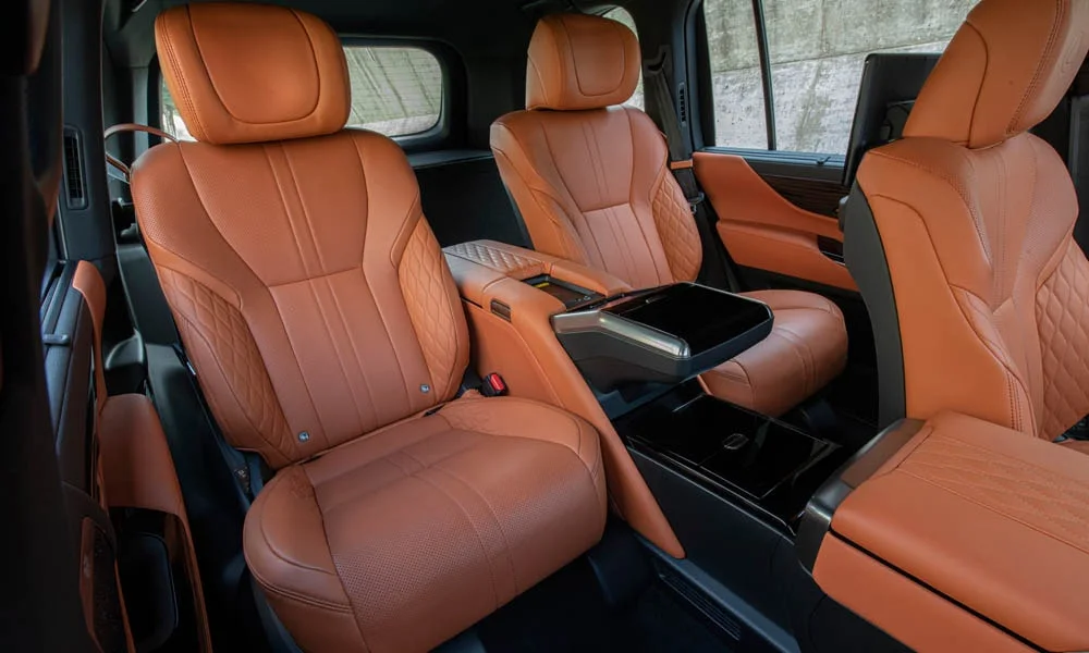 Фото Lexus LX 600 (2022) — задние сиденья. Посадка второго ряда: подголовники и подлокотник Lexus LX 600 (2022) — задние сиденья