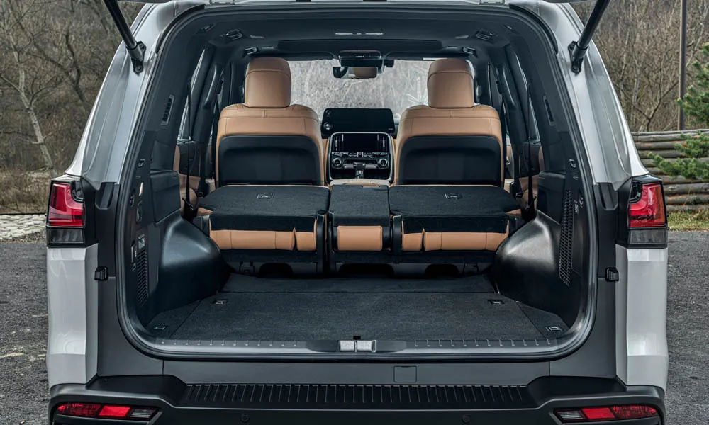 Фото Lexus LX 600 (2022) — багажник, фото 2. Форма проёма, ровный пол и организация пространства Lexus LX 600 (2022) — багажник, фото 2