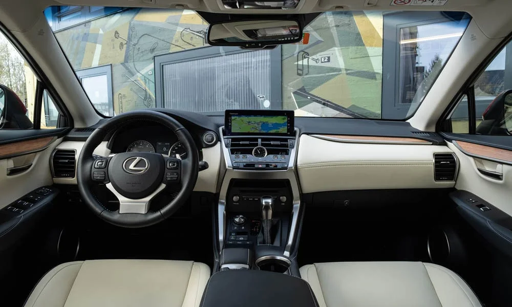 Фото Lexus NX 200 — передняя панель. Архитектура передней панели: ярусы, вставки и консоль в светлой бежевой гамме. Мягкие материалы верхнего яруса и вставки задают уровень интерьера Lexus NX 200 — передняя панель