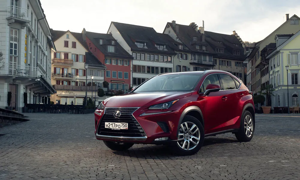 Фото Lexus NX 200 — вид спереди, фото 4. Анфас: пропорции капота, посадка кузова и графика ходовых огней. Рисунок ходовых огней — подпись модели, по нему её узнают в потоке Lexus NX 200 — вид спереди, фото 4