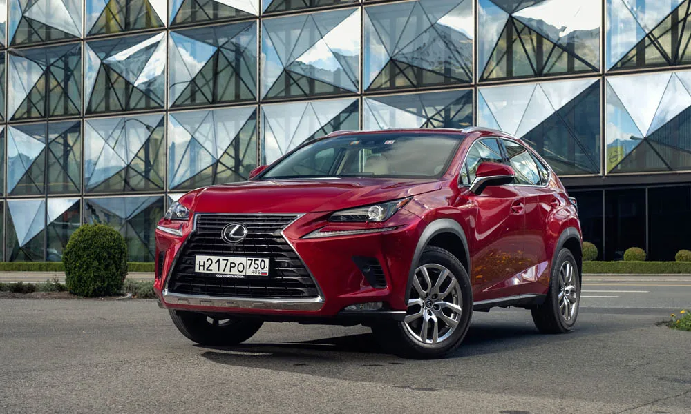 Фото Lexus NX 200 — вид спереди, фото 6. Красный кузов, строгая симметрия оптики — базовый ракурс знакомства с дизайном Lexus NX 200 — вид спереди, фото 6