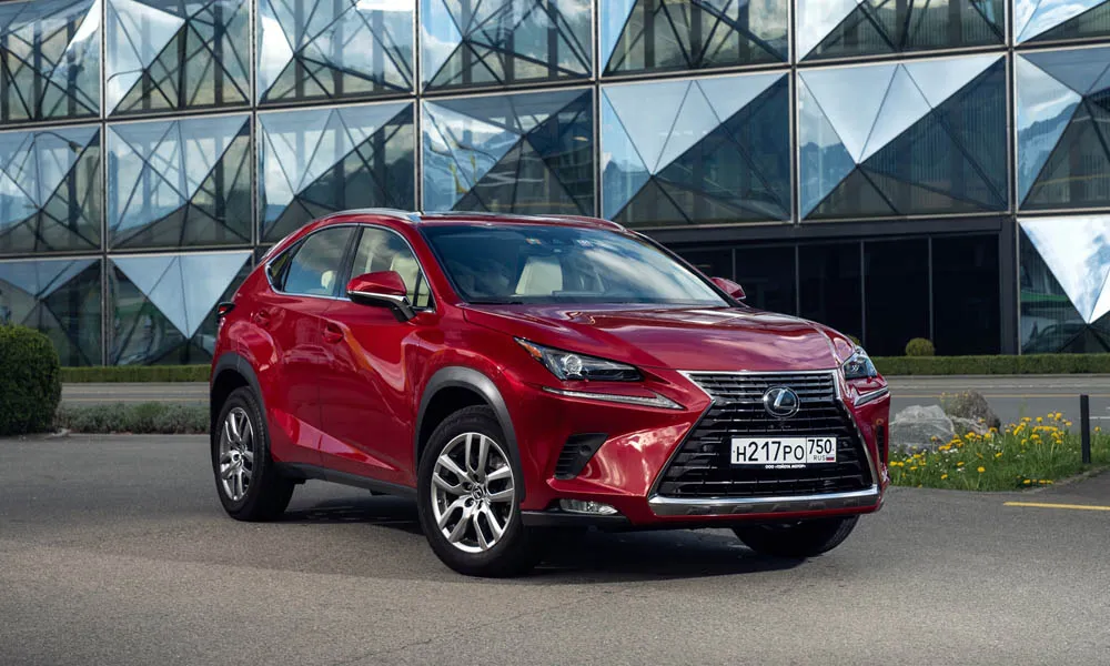 Фото Lexus NX 200 — вид спереди, фото 7. Анфас: пропорции капота, посадка кузова и графика ходовых огней. Рисунок ходовых огней — подпись модели, по нему её узнают в потоке Lexus NX 200 — вид спереди, фото 7