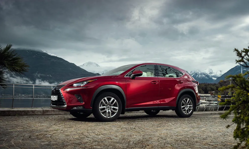 Фото Lexus NX 200 — вид спереди, фото 8. Передок в красном исполнении — крупная светотехника и выразительный бампер. Рисунок ходовых огней — подпись модели, по нему её узнают в потоке Lexus NX 200 — вид спереди, фото 8