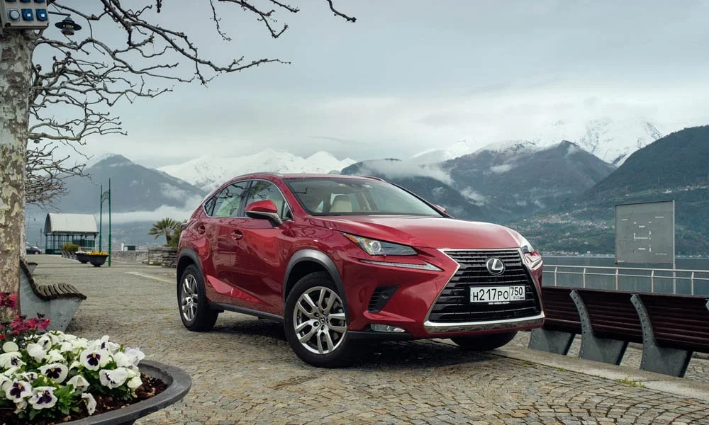 Фото Lexus NX 200 — вид спереди, фото 9. Красный кузов, строгая симметрия оптики — базовый ракурс знакомства с дизайном. Дневные ходовые огни включаются автоматически с запуском Lexus NX 200 — вид спереди, фото 9