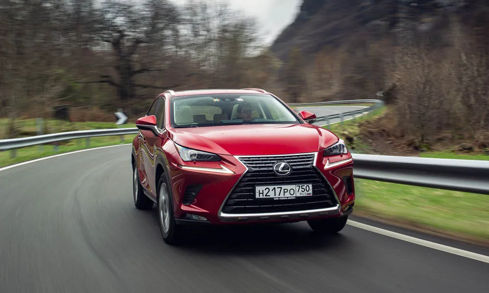 Фото Lexus NX 200 — вид спереди, фото 11. Оптика, решётка и бампер — первое впечатление о модели. Дневные ходовые огни включаются автоматически с запуском Lexus NX 200 — вид спереди, фото 11