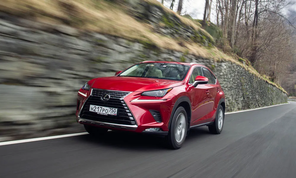 Фото Lexus NX 200 — вид спереди, фото 12. Передок в красном исполнении — крупная светотехника и выразительный бампер. Дневные ходовые огни включаются автоматически с запуском Lexus NX 200 — вид спереди, фото 12