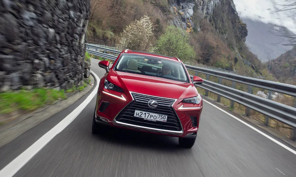 Фото Lexus NX 200 — вид спереди, фото 13. Кузов в красном цвете: рисунок оптики и решётки задаёт узнаваемое «лицо» модели Lexus NX 200 — вид спереди, фото 13