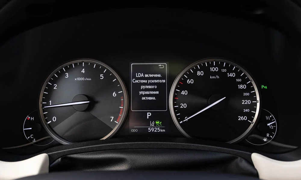 Фото Lexus NX 200 — приборная панель. Скорость, запас хода и подсказки ассистентов перед глазами Lexus NX 200 — приборная панель