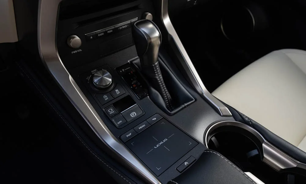 Фото Lexus NX 200 — селектор коробки передач. Управление коробкой: компактный селектор освобождает место на тоннеле. Автохолд удерживает машину на светофоре без ноги на тормозе Lexus NX 200 — селектор коробки передач