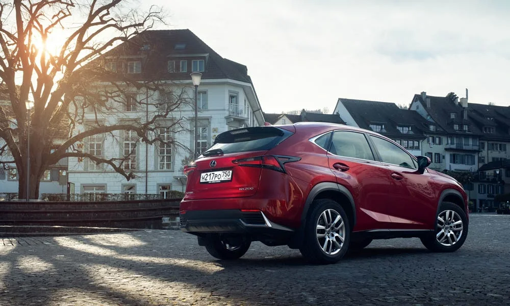 Фото Lexus NX 200 — вид сзади, фото 4. Графика фонарей, бампер и оформление пятой двери Lexus NX 200 — вид сзади, фото 4