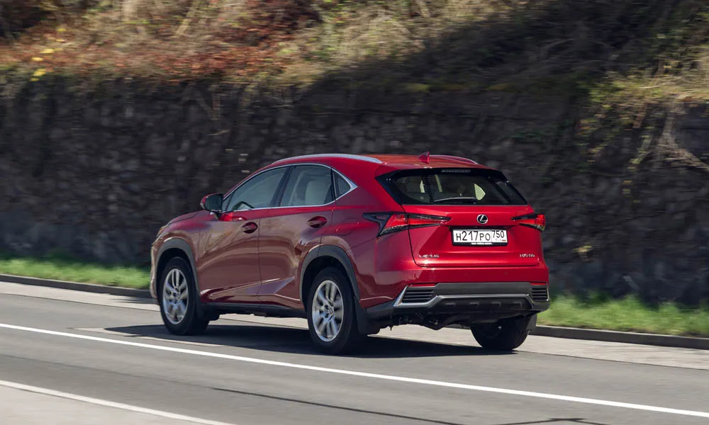 Фото Lexus NX 200 — вид сзади, фото 6. Корма в красном цвете: графика фонарей и пластика пятой двери. Светодиодная полоса или раздельные секции — задняя оптика стала главным украшением кормы Lexus NX 200 — вид сзади, фото 6
