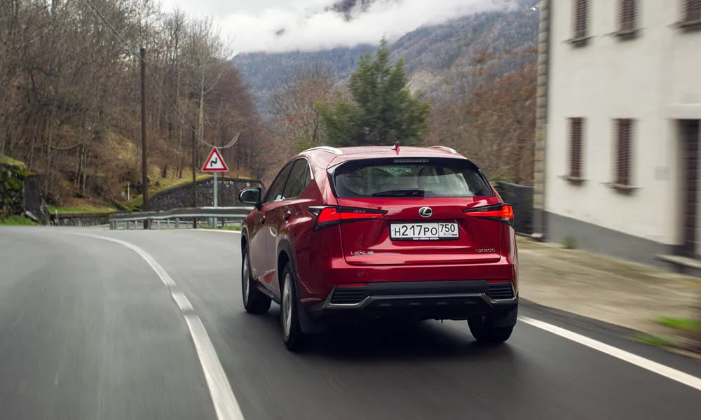 Фото Lexus NX 200 — вид сзади, фото 7. Графика фонарей, бампер и оформление пятой двери Lexus NX 200 — вид сзади, фото 7