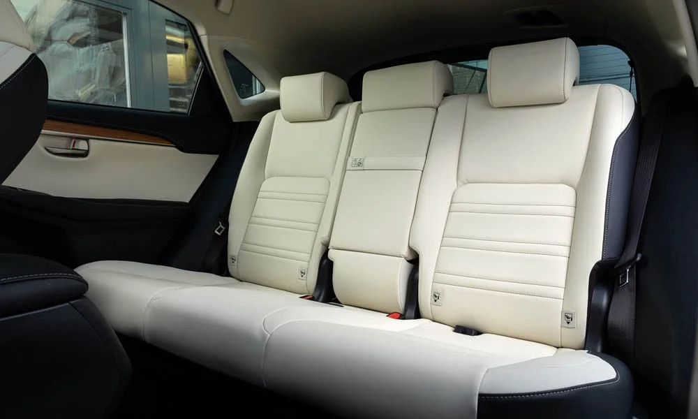 Фото Lexus NX 200 — задние сиденья. Задний диван в гладкой коже: посадка и центральный подлокотник Lexus NX 200 — задние сиденья