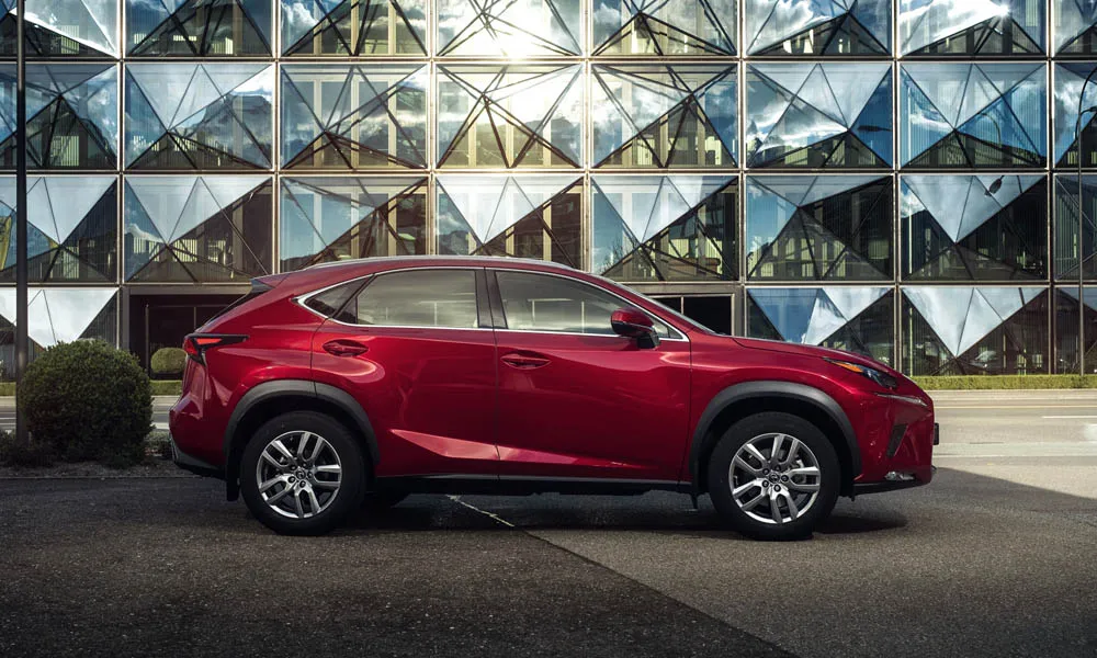Фото Lexus NX 200 — вид сбоку, фото 2. Красный кузов в профиль — пропорции, высота посадки и дизайн дисков. Длинная база — простор второго ряда; короткие свесы упрощают парковку Lexus NX 200 — вид сбоку, фото 2
