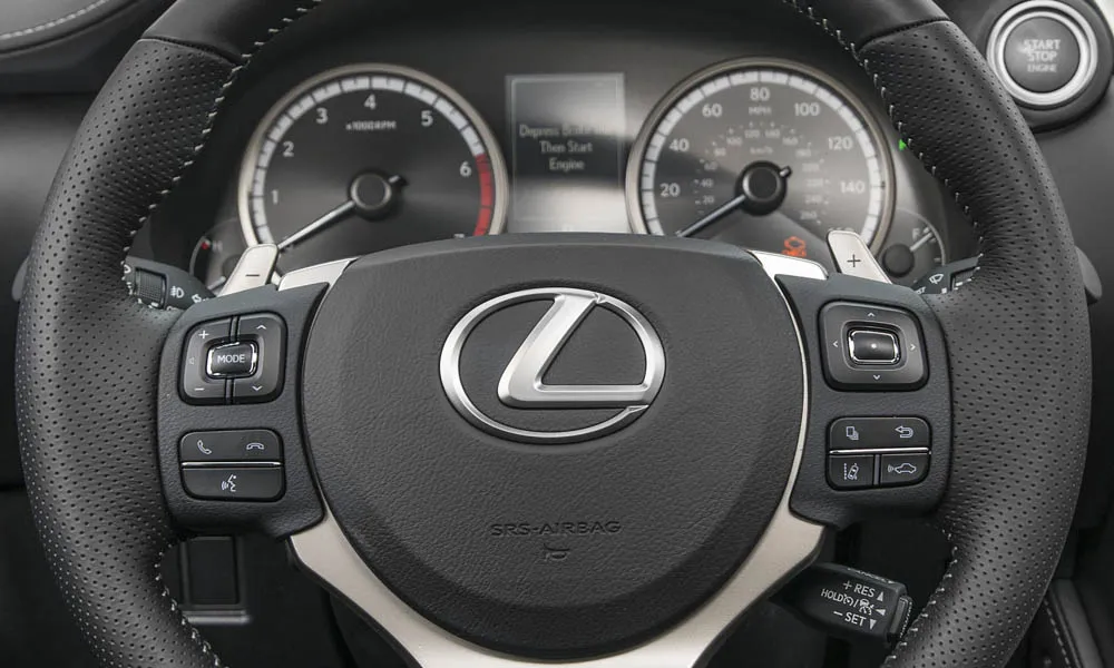 Фото Lexus NX 200 — руль. Обшивка обода и компоновка спиц крупным планом Lexus NX 200 — руль