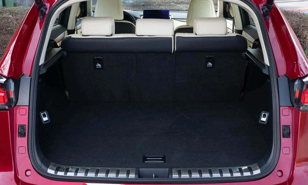 Фото Lexus NX 200 — багажник. Грузовой отсек с открытой дверью: погрузочная высота и ширина проёма Lexus NX 200 — багажник