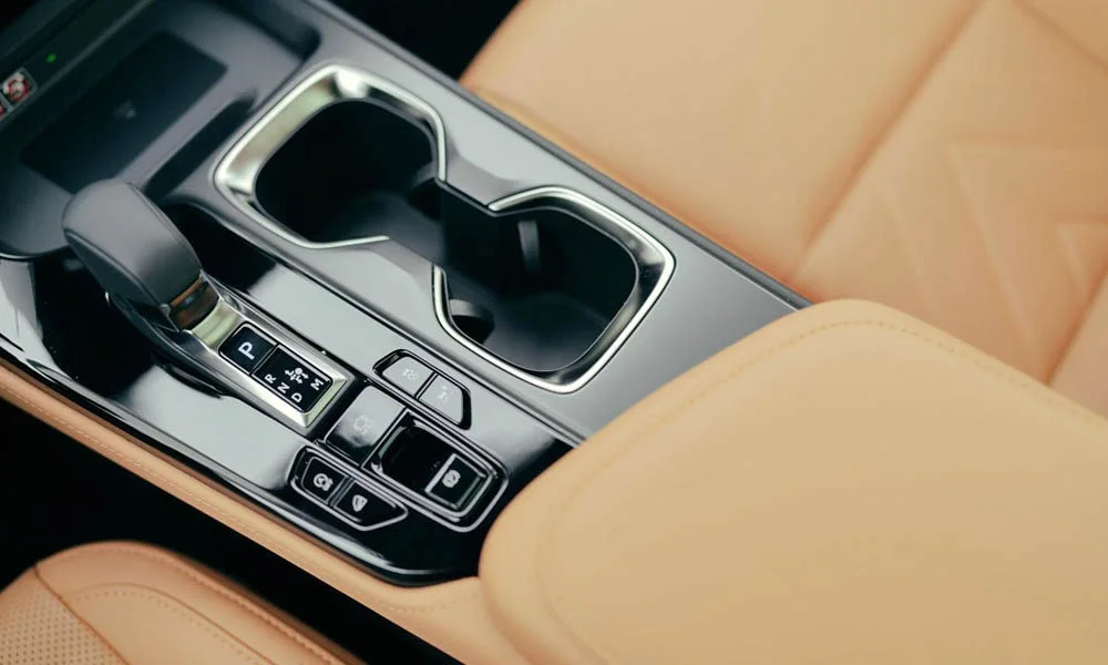 Фото Lexus NX 250 — центральная консоль. Бокс консоли открыт: организация хранения между креслами. Продуманное хранение: подстаканники, ниша для смартфона и глубокий бокс Lexus NX 250 — центральная консоль