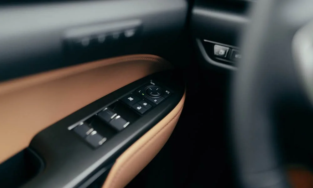 Фото Lexus NX 250 — кнопки управления. Блок клавиш управления крупным планом Lexus NX 250 — кнопки управления
