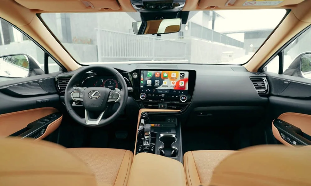 Фото Lexus NX 250 — передняя панель. Панель в светлой бежевой отделке — видна компоновка экранов и органов управления. Минимум физических кнопок — ставка на экранное управление Lexus NX 250 — передняя панель